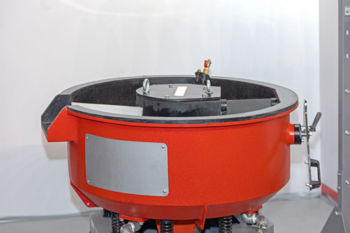 Vibratory finishing machine ready for tub relining